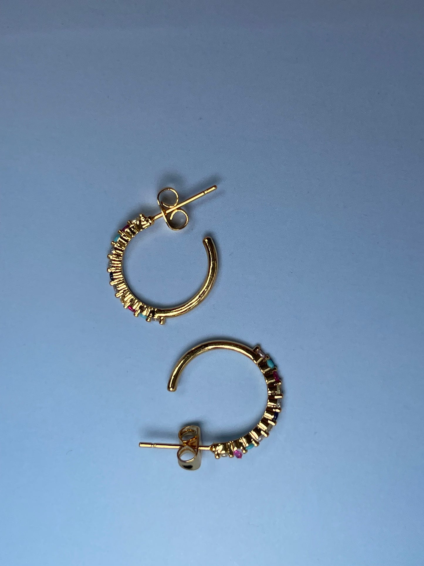 Par de aros colorines dorado