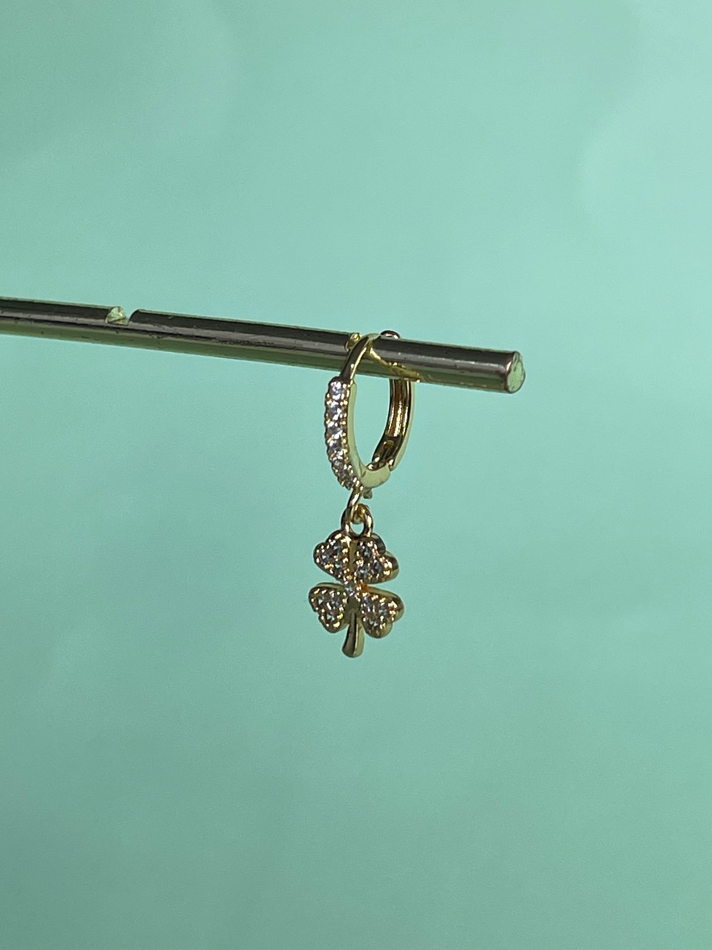 Pendiente “Clover” dorado (unidad)