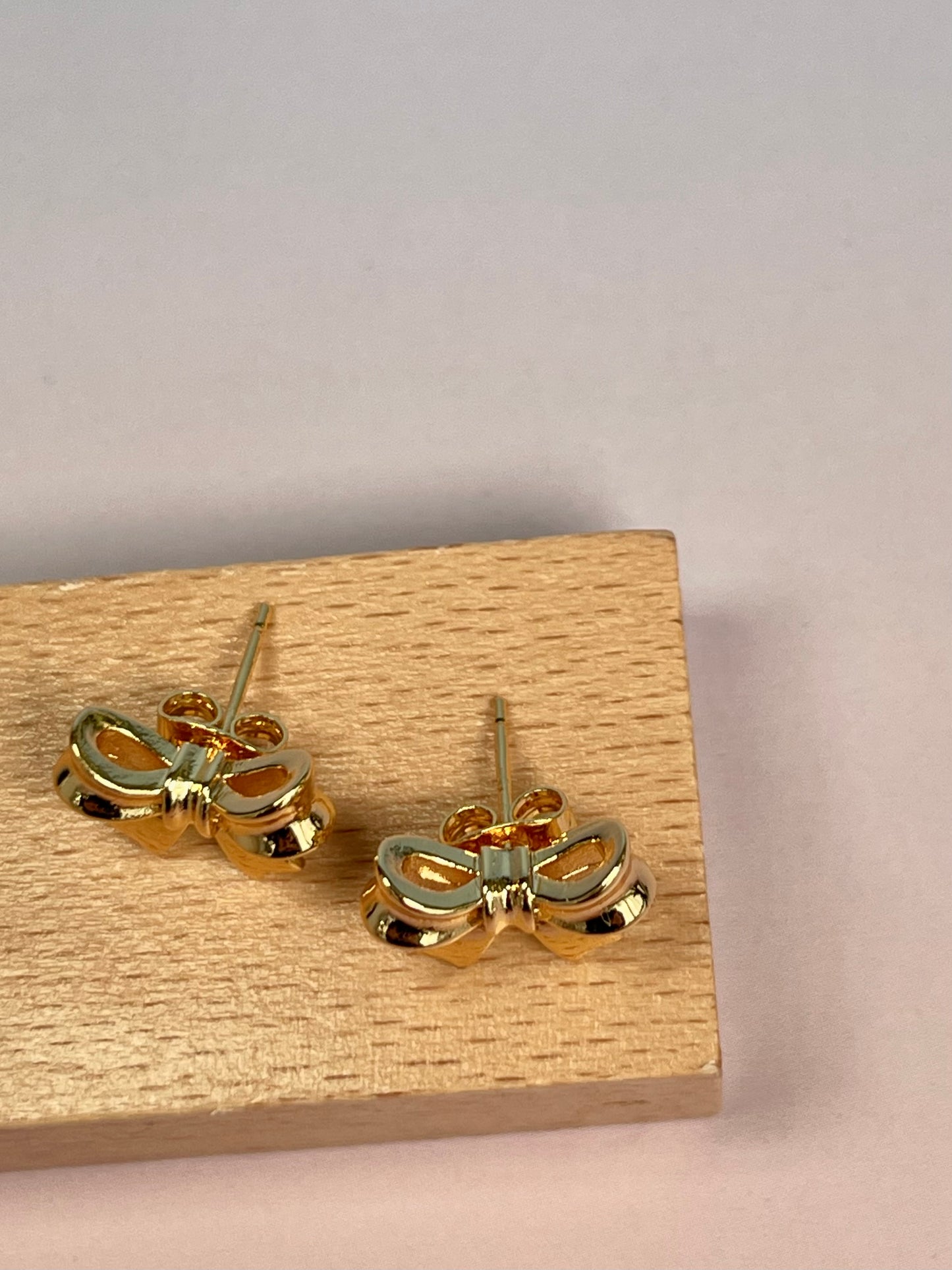Par de pendientes lazo dorado