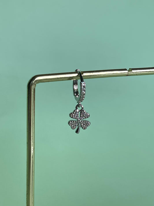 Pendiente “Clover” plateado (unidad)