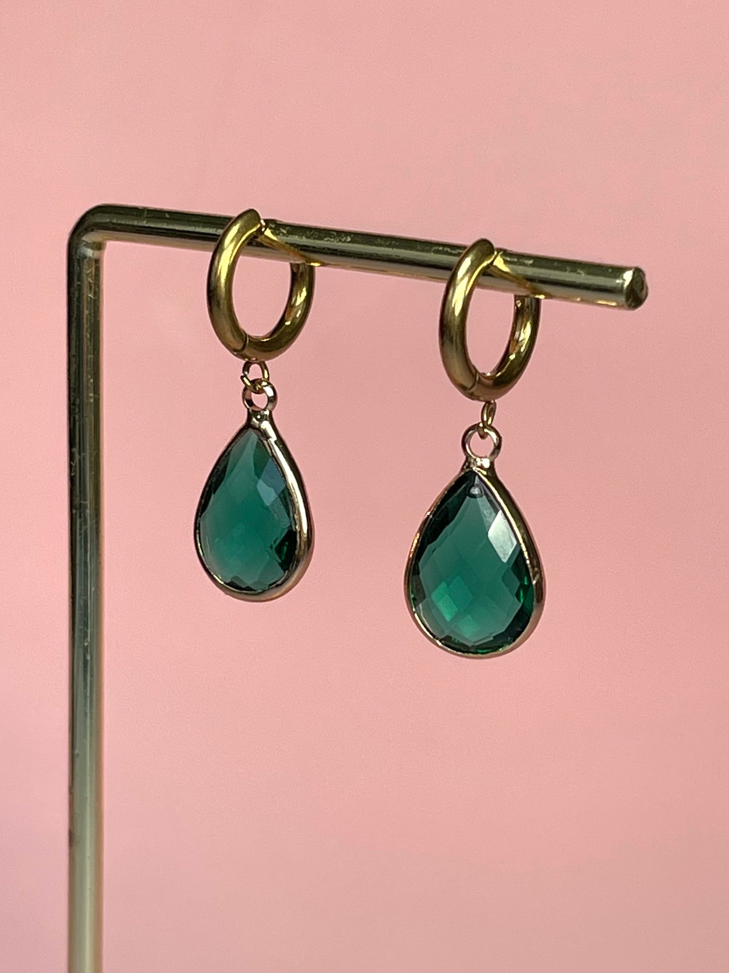 Par de pendientes aro gota verde